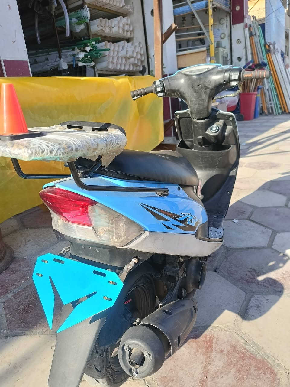 السلام عليكم دراجه ماكس عدله دراجه حلوه وجاهزه ما مفتوحه المكينه مكفوله كفاله عامه وبيهى لايت زنون عوزهى بس باتري سلفهى شغال السعر 650 وبيهى مجال للطيبين العنوان ناصريه مركز ***********
