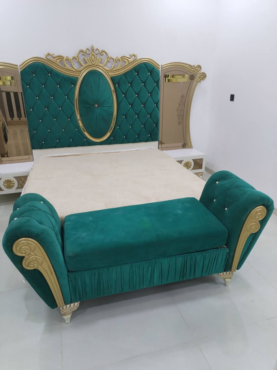 للبيع سعر ٣٠٠ ***********
