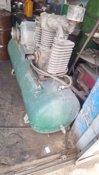 يوجد كمبريسر كبير جدا مع خالعة اطارات للبيع في بغداد كسرة وعطش ت 07717...
