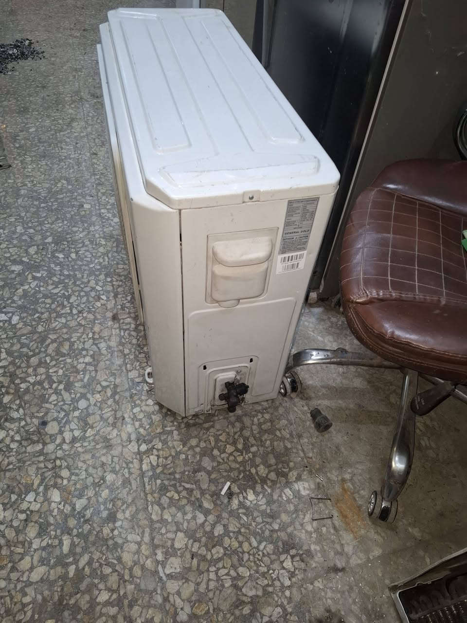 السلام عليكم
سبلت نوع جنرال 2طن مستعمل نظيف وكامل الاغراض 

السعر 300للاستفسار الاتصال على الرقم التالي ***********العنوان حي اور
