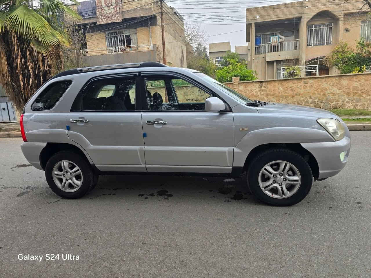 للبيع 
سعر 118 ومجال بسيط
كيا سبورتج موديل 2008 كوري 
ماشيه 283 الف km حقيقي
لون سلفر 
محرك 6 سلندر حجم 2700 
محرك وكير بشرط مامفتوح 
رقم دهوك دولي رقم وهزة و سنوية جديدة
شرط التحويل 
بيها كوبون بانزين ⛽️ 🛢 
موصفات 
كروز سرعة  فور ويل ٤×٤
نضام اكيو  5 ويل كب طخم تاير 
شاشه كامرا 
🚫سيارة كلين بدون صبغ بدون اي ضرر 
فقط تعديل بارد كد شبر بقبغ الصندوق واضح بلصور 
السياره جاهزه ونظيفه جدا 
العنوان موصل حي المحاربين 
للإستفسار الاتصال
***********
***********
