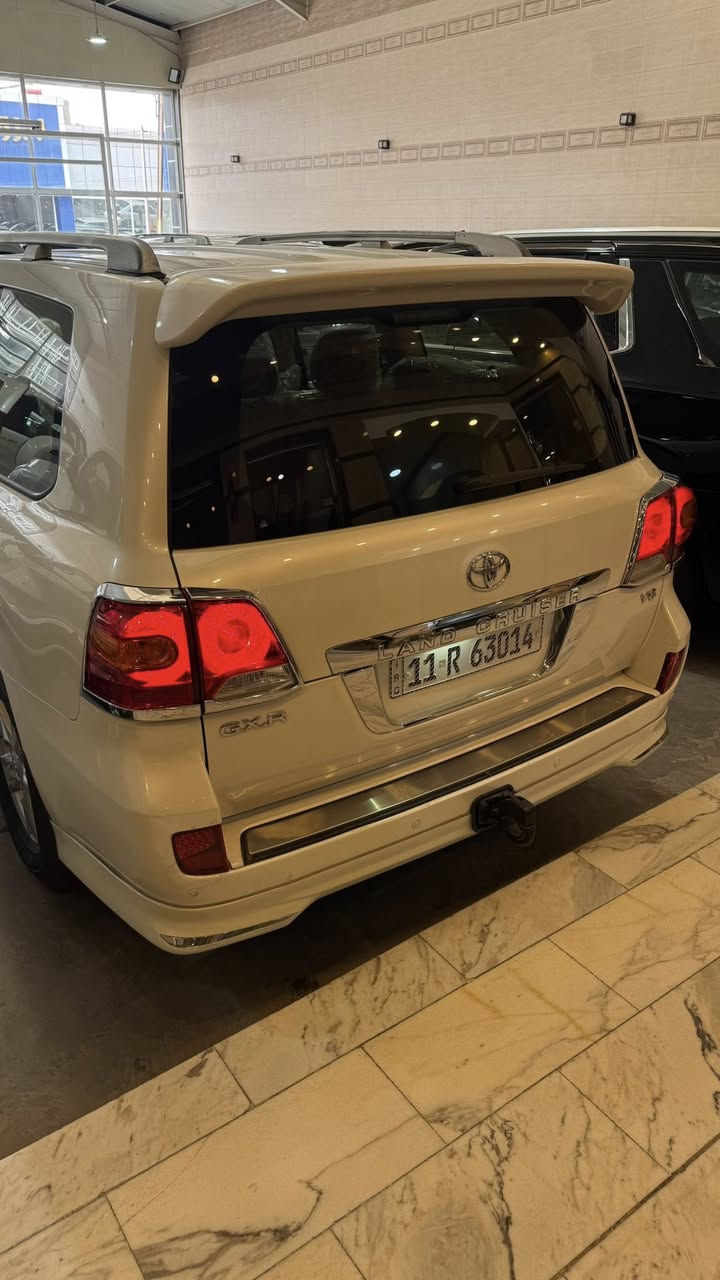 السلام عليكم لاندكروز 2013
بريم 
فتحة سقف 
شاشة 
تحكمات ستيرن 
لايت منضومه زينون 
بصمة 
كراسي كهرباء 
3 قطع تبريد 
6سلندر 
حساس امامي خلفي 
زراك لايت 
ثلاجة وسطية 
كراسي جلد 

السياره بيها بارد بل جاملغ عل كد 3 رصعات 
جديدة السيارة وكلش حلوه 

السعر 37،500 وبيها مجال بسيط 
مكان السياره بغداد 

***********
