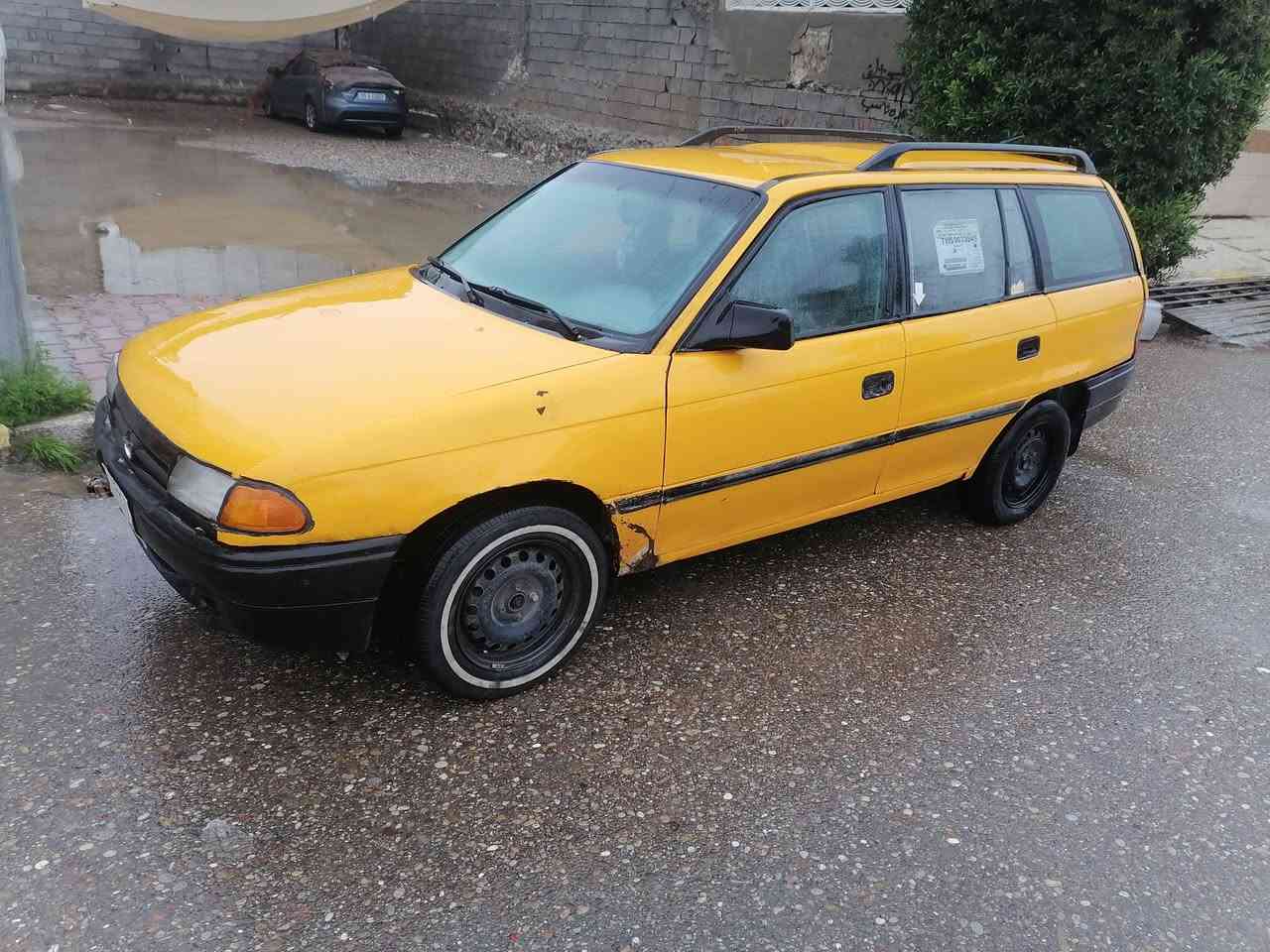 السلام عليكم ورحمة الله وبركاته اخوان استرا للبيع فقط بدون مراوس المحرك والكير شرط دفتر بانزين موجود شرط النقابة والغرامة والباقي كدام العين موديل ٩٣  سنوية صاقطة شرط الوكاله والتحويل *********** السعر ٢٥ وبيهة مجال ان شاء الله
