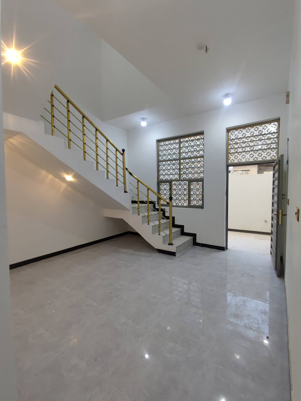 بيت بناء حديث 100متر طابو صرف
بالاسكان الصناعي بحي المهندسين
البناء // طارمه استقبال وصاله وغرفه ومطبخ وصحيات داخليه وخارجيه ومنور وسطح اشتايكر
السعر والتفاصيل راسلني واتساب متوفر ***********
