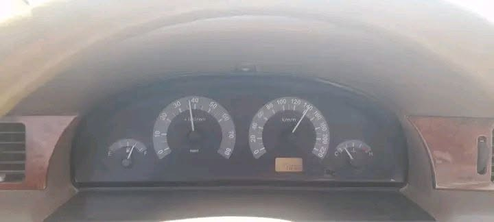 موديل ٢٠١٠ كير مكينه شرط تبريد شغال بس الكمبريسر بي ضعف مصبوغه ومكفوله شواصي وقماره باسمي سنويه لل٣٠ 
السعر ٣٢ وبيها مجال قليل 
***********
