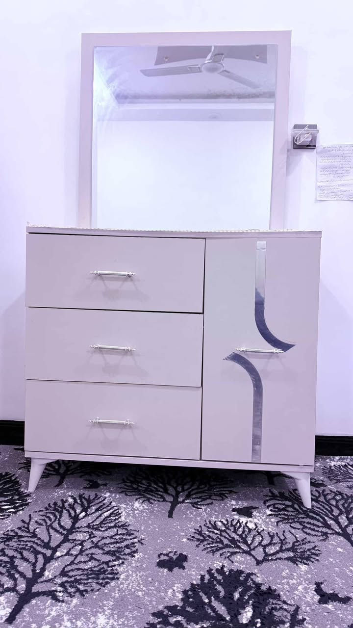 السلام عليكم  بيع غرفة نوم تركي
عدد القطع 5
تخت وميز اثنين جانبي ايسر وايمن 
وميز المراية
كنتور ست ابواب
 ونظيفة جداً من الداخل و الخارج 
العنوان رشيدية قطاع السادس 
للأستفسار الاتصال على الرقم ***********
