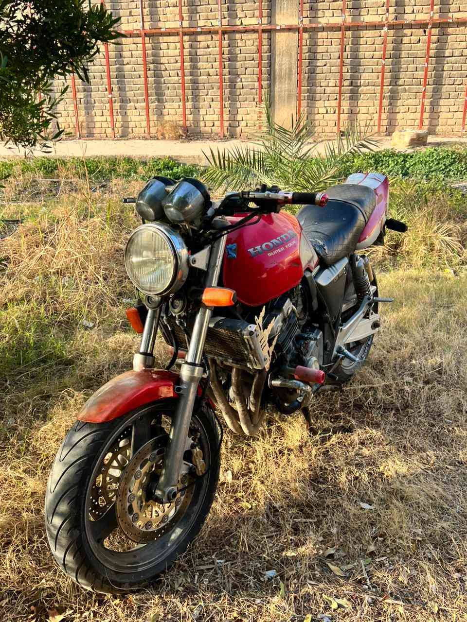 سيبي 4 موديل 99 اوراق كامل حته رقم الحاويه الجايه بيهة دراجة محرك خير من الله نقصهة كلوبات اشاير فقط وذا انته تحب الترتيب ستكرات وتريتيبات عل تانكي ترايك للبصره شرط 180 
 سعر 1.500مليون وخمسمية الف وبيهة مجال 
تواصل على الخط او واتساب 
***********
