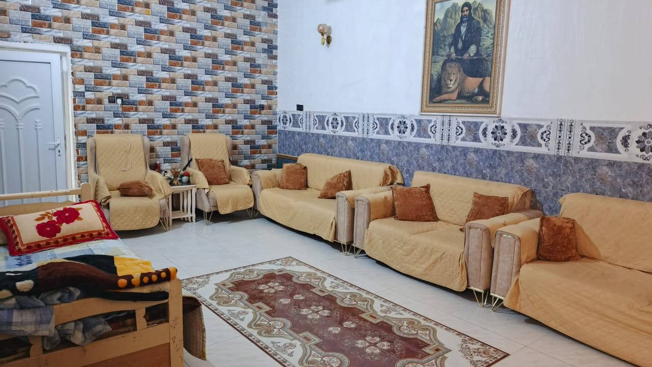 بيت للبيع في حي الاسكان العسكري بصف الركن طابق وربع بناء درجه اولى طابوق جمهوري صب مركزي المساحه ٢٠٠ متر غرفتين جوه زائد صاله كبيره واستقبال كبير مثل ماموضح بالصور والفديو اما الطابق الثاني عباره عن نفس الصاله اللي بالطابق الأول مع درج مشابه لدرج الطابق الاول للاتصال ***********
