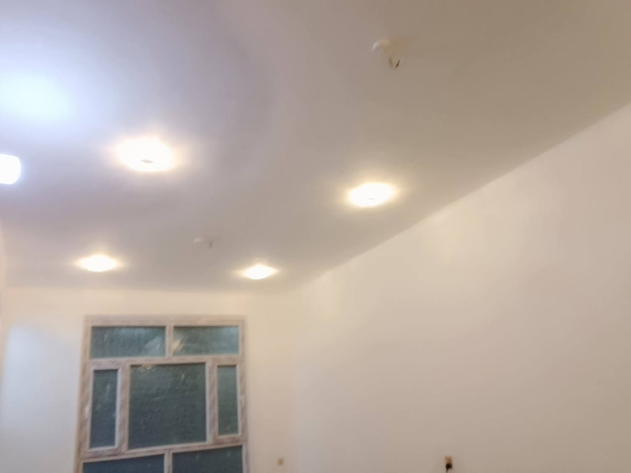 دار لبيع محيزم شارع 100بي ثلاثه غرف كنيدور وصاله مطبخ حديقة سعر 120تصال***********
