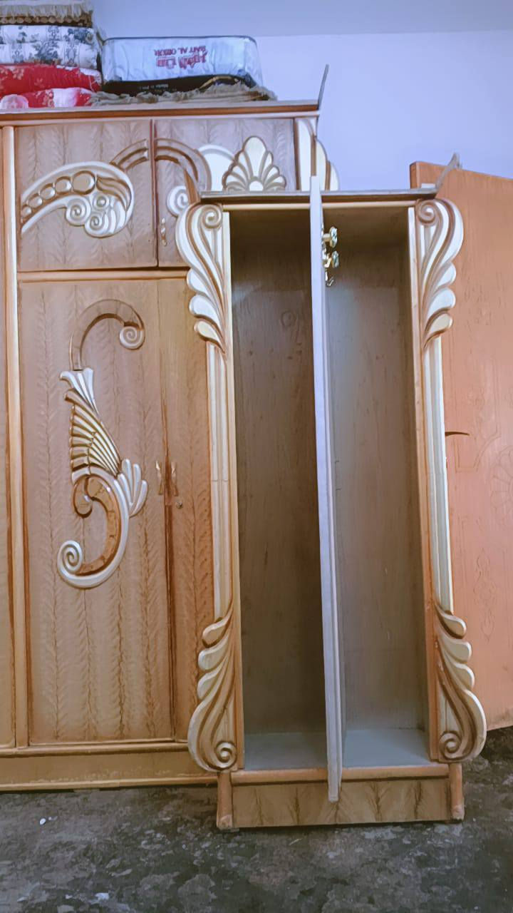 سلام عليكم بعد اذن الادمن غرفه اخشاب جديدة للبيع العنوان بغداد حي البتول 
رقم الهاتف ***********
