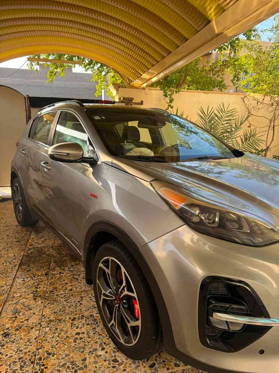 💥 للبيع: - كيا سبورتاج 2022 (- SX Turbo)
موصفات اعلى من الفول

ماشية 74,000km

السنة: 2022
الفئة: SX Turbo (أعلى فئة رياضية - أمريكي)
الحالة: نظيفة جداً، وارد أمريكي.

المحرك: 2.0 لتر تيربو (Turbo GDI) - قوة وعزم يفرق عن باقي الفئات.

المواصفات الرياضية:
• المحرك: محرك 2.0 لتر تيربو يولد قوة 237 حصان تقريباً.
•ويل الـ SX: حجم 19 إنش خاص بفئة SX، وشكله رياضي ومميز.
شفتات ستيرن.
• أضوية LED كاملة: كشافات أمامية وأضوية رئيسية ونهارية (Day Light) LED
،مري شفط 

• الكراسي: مقاعد جلد مع تبريد وتدفئة للمقاعد.
• السقف: فتحة سقف بانوراما زجاجية.
• الشاشة: شاشة كبيرة 8 إنش تدعم Apple CarPlay و Android Auto.

• نظام صوتي: نظام صوتي من Harman Kardon (موجود فقط بأعلى فئات الـ SX).
• شاحن لاسلكي: قاعدة شحن لاسلكي للموبايل.
• التشغيل: بصمة تشغيل (Push-Button Start) ودخول ذكي بدون مفتاح (Keyless Entry).
• صندوق كهربائي.
:
• النقطة العمياء: نظام مراقبة النقطة العمياء (Blind Spot Monitoring).
• تحديد المسار: نظام المحافظة على المسار.
• حساسات: حساسات خلفية مع كاميرا 
خلفية واضحة.

سياره جاهزه من كلشي

صور الحادث مرفقه بل منشور مع السونار 
السياره رقم بغداد باسمي تحويل ثاني يوم
السعر 180$. 
ماكني بغداد المحمودية

 *********** 

***********

موجود بيهن واتساب
