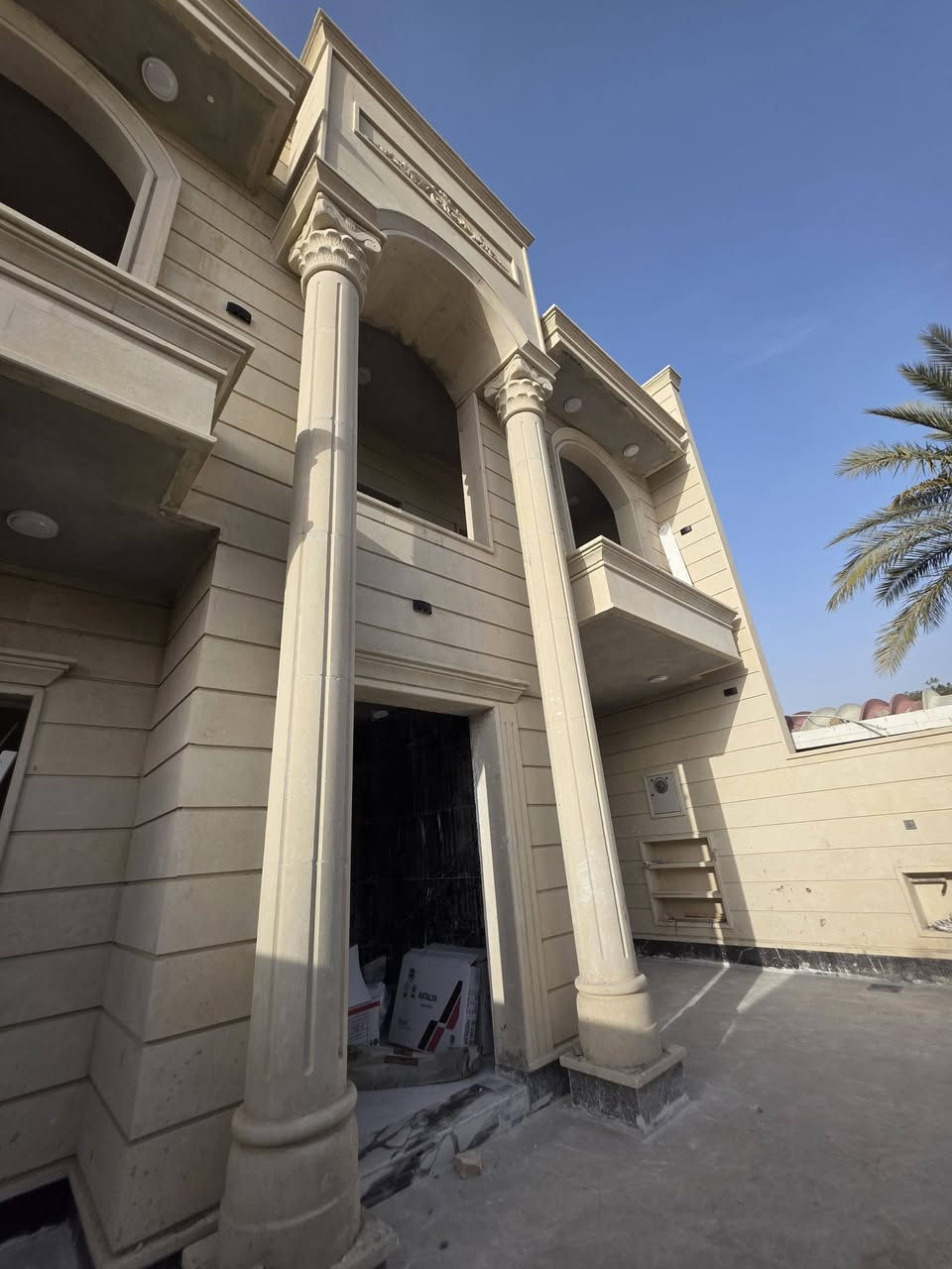 السلام عليكم دار 200 متر زيرو
القادسية / حي الشهداء قرب ابراج مول / شارع 20م  مساحة الدار الواحد : 200متر الواجهه 10م ونزال 20م 
4 غرف نوم الدار فول + سحب بورفايل + صالة وسطية 
سعر الدار : 210 مليون قابل للتفاوض 
للاستفسار:  ***********
