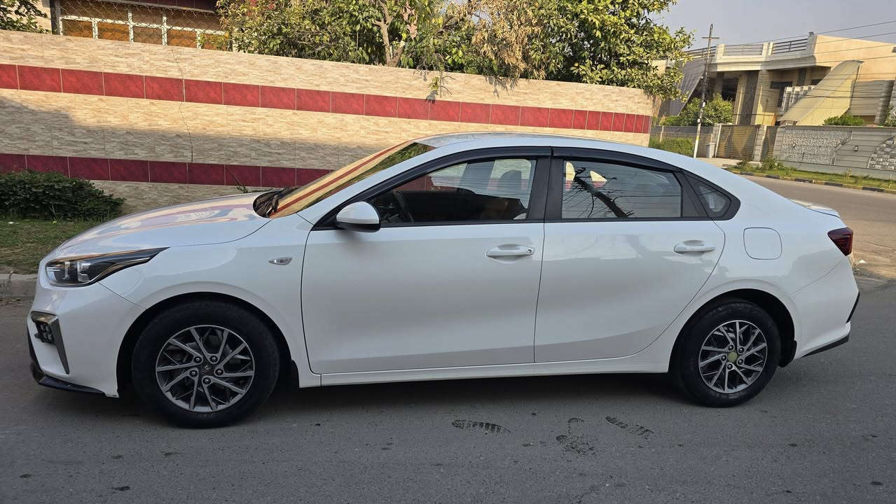 سيراتو 2019 خليجي 
كير محرك مكفول محرك 2000 دوش تخم تاير تبريد ثلج صدرها جديد سياره جاهزه من كلشي نضيفه مال جناي 
بيها صبغ ربع باب خلفي باقي مكفول السعر 147 بيها مجال للشراي الاستفسار *********** مكاني بغداد السيديه
