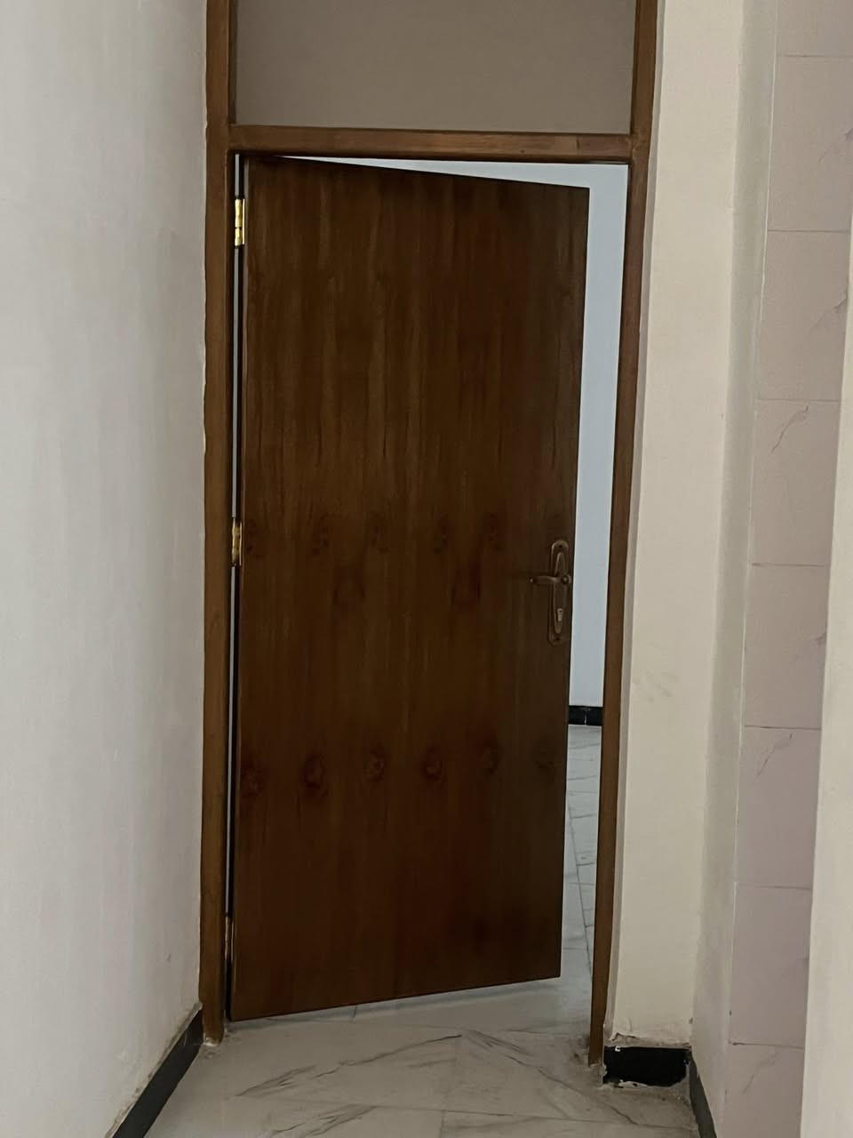 السلام عليكم ،،
#دار سكن طابو زراعي للبيع 

الموقع/ باب الحارة الزراعي 

مساحة الدار / ١٠٠ متر الوجه ٥ متر والنزال ٢٠ متر 

#بناء حديث (طابوك)  طابق واحد استقبال وصالة  

وغرفة نوم وصحيات وبيتونه ،،،

السعر/ ٥٥ مليون وبي مجال 

#الدار فارغ جاهز للسكن ،،

للاستفسار اكثر الاتصال على الأرقام التالية 

📞***********📞***********
