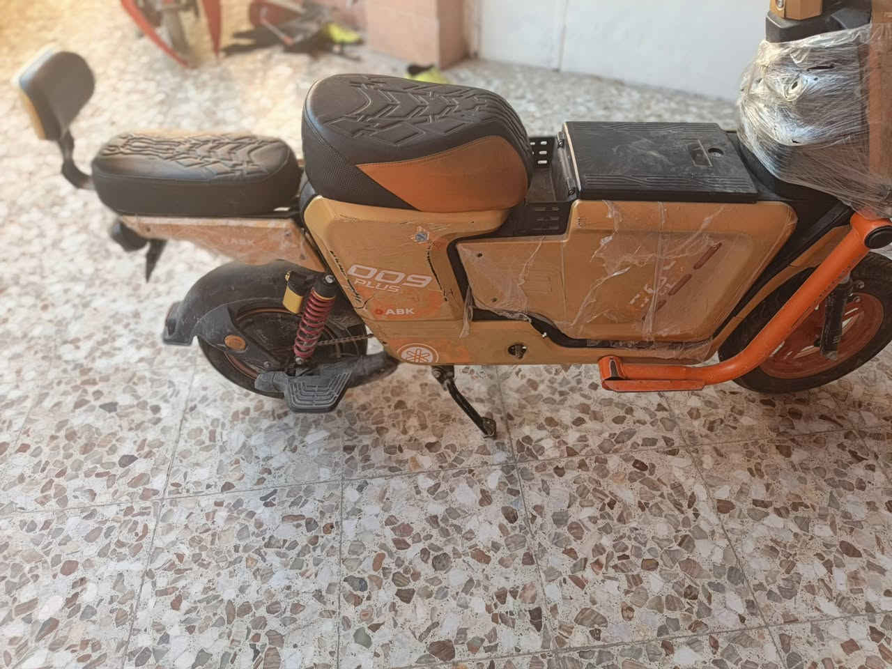 سلام عليكم دراجه شحن للبيع دراجه نضيفه كامله مكمله كلوب عداد مال سرعه كل شغال و دراجه بي ضربه مثل ما موضح بل صور سعر دراجه 450وبيها مجال ***********
