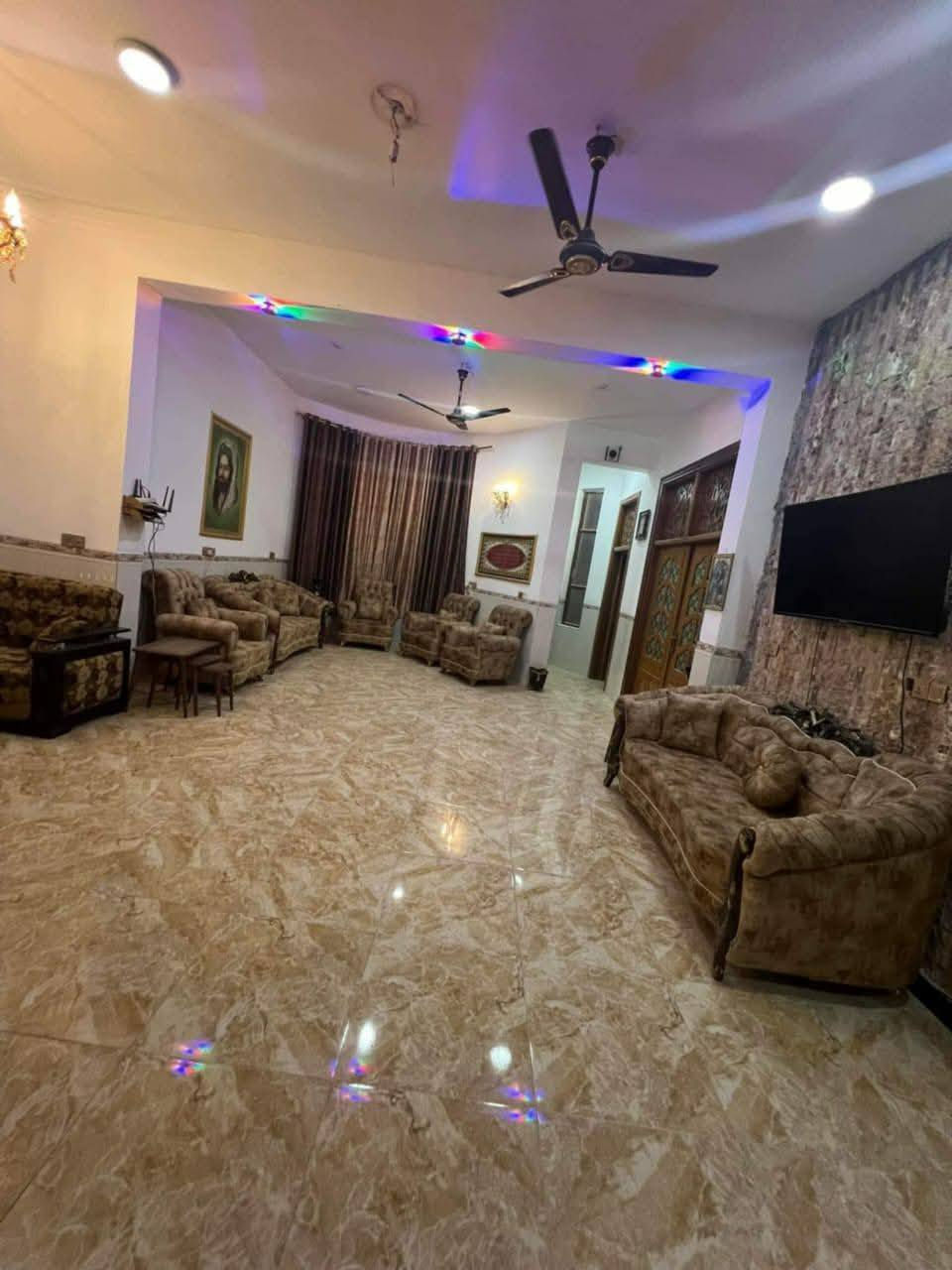 السلام عليكم
بيت للبيع طابو زراعي سند 25 مستقل
مساحه 400 متر مربع نزال 20*20 ركن
9 غرف 2 سويت 
بناء حديث صب مسلح طابقين 
الطابق الاول يحتوي على 
خمس غرف نوم اثنين منهم سويت
صاله 11*5 
استقبال كبير محيط بكل اجزاء البيت 
مجمع صحيات كامل 
مطبخ حار وبارد 
مناور عدد 3 محيطه بالبيت من كل الاتجاهات 
كراج البيت كبير مع مجمع صحيات خارجية
الطابق الثاني 
اربع غرف نوم 
مجمع صحيات كامل
استقبال كبير ع مساحه الطابق الثاني 
سطح اول وسطح ثاني 
واجهه حجر من التطعيم 
درج فرعوني اتجاهين 
نظام البيت منفصل الطابق الاول عن الثاني من حيث 
الماء والكهرباء والمجاري 
الموقع....شارع 80 خلف بانزين خانة الاضواء مباشرة
سابع بيت عن الشارع العام
***********
