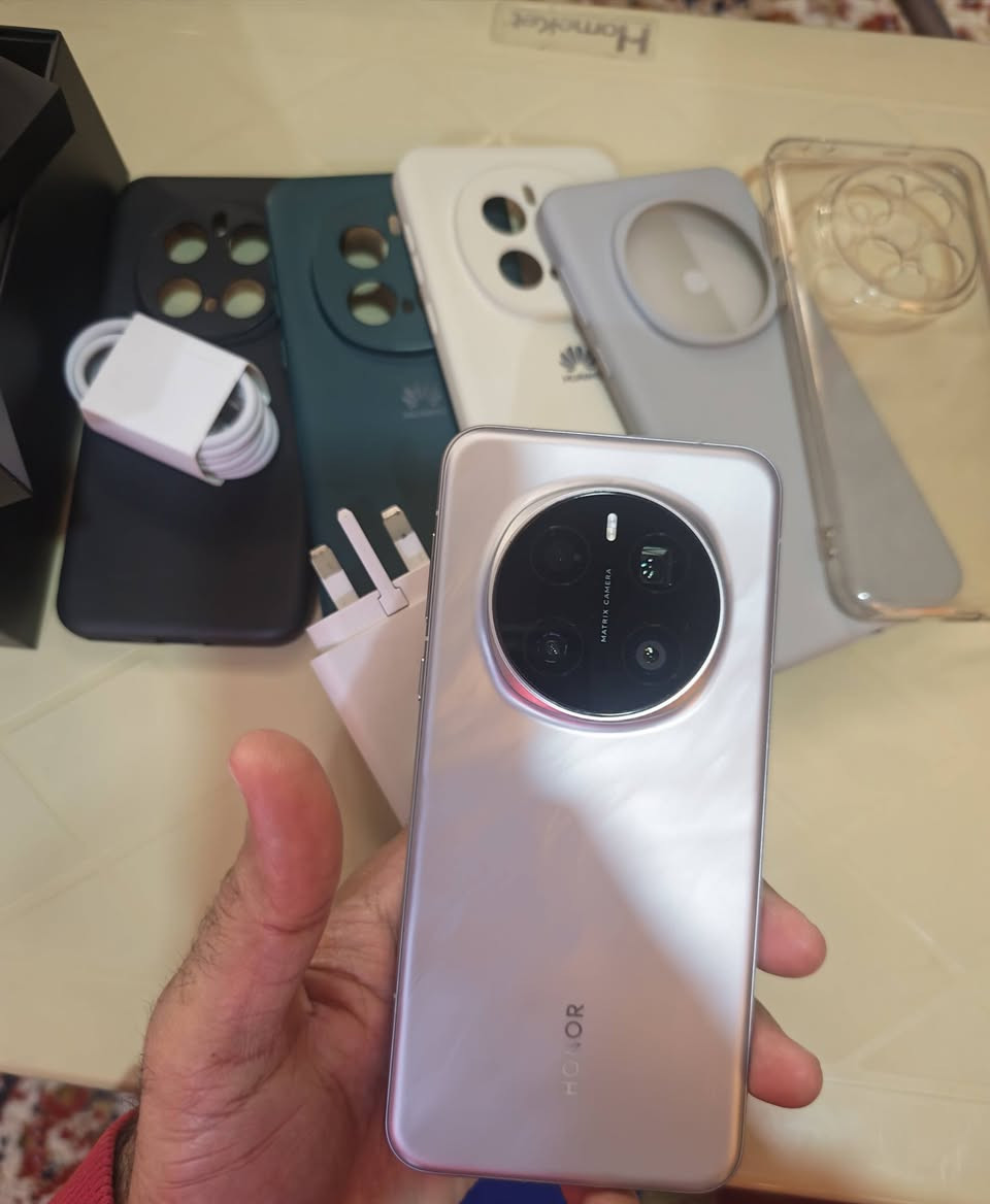 السلام عليكم ورمضان مبارك عليكم
للبيع هاتف هونر ماجك 7 برو المعروف بالمواصفات لون  رصاصي
الجهاز مكفول من اي تصليح او جلخ 
ونظيف جدا جدا
ويا 4 كفرات وعليه لزكه شاشه معتمه
الكيبل مو مستخدم اصلا
والشاحنة استخدماها قليل جدا
لتواصل والاستفسار
***********
مكاني بغداد حي الجامعة
