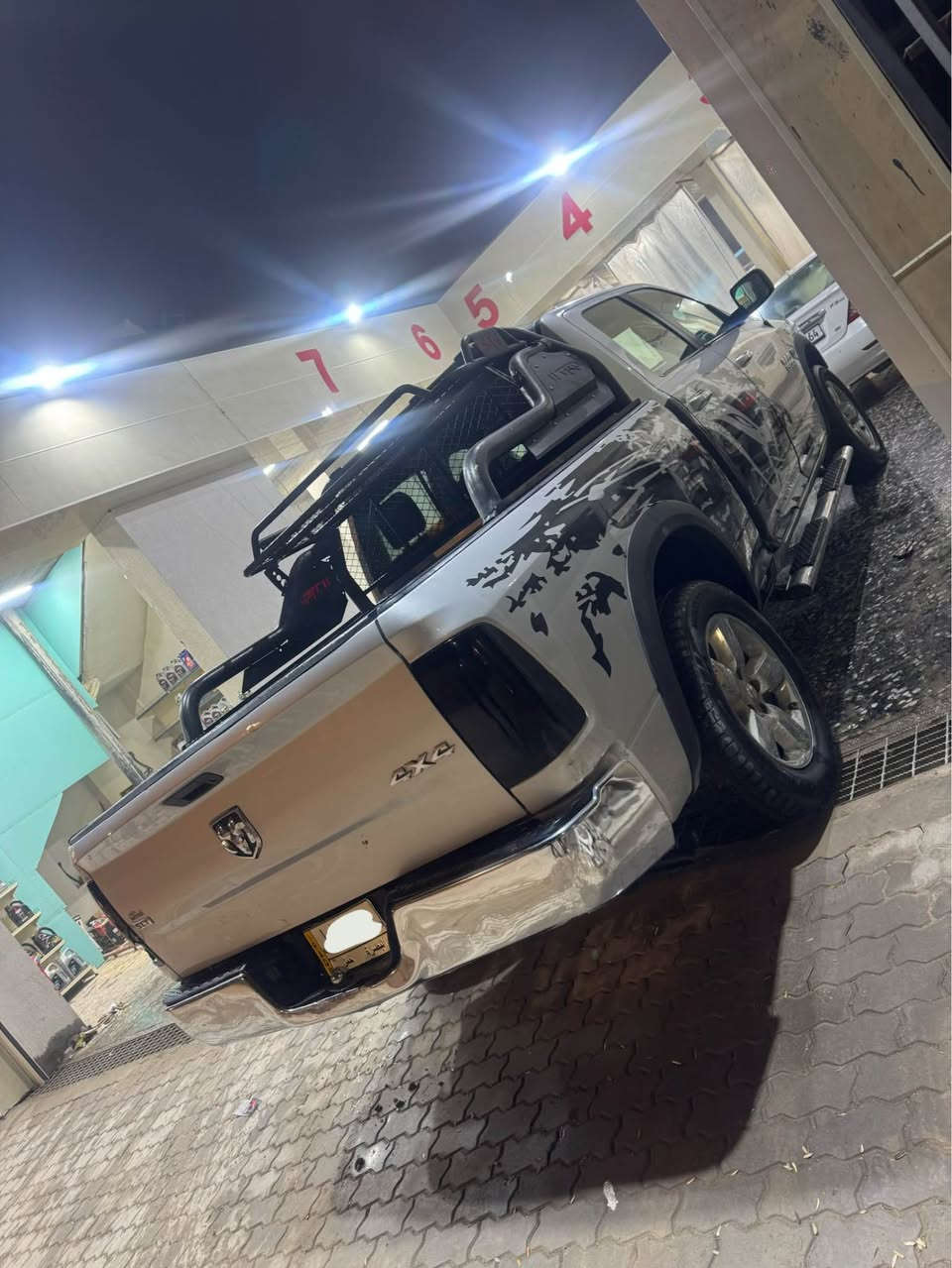 سلام عليكم البيع رام موديل 2017كفالة عامة سيارة جهازة ما بيها اي نقص باب طويل بدي وسط سيارة جهازة دينار ما تصرف عليها كفالة بيها فقط شبر بارد بلجاملغ خلفي تحويل مابشر محرك5700فور ويل السعر 188بسعر مناسب خوان كفالة 
رقمي ***********مكاني البصرة البصرة, العراق
