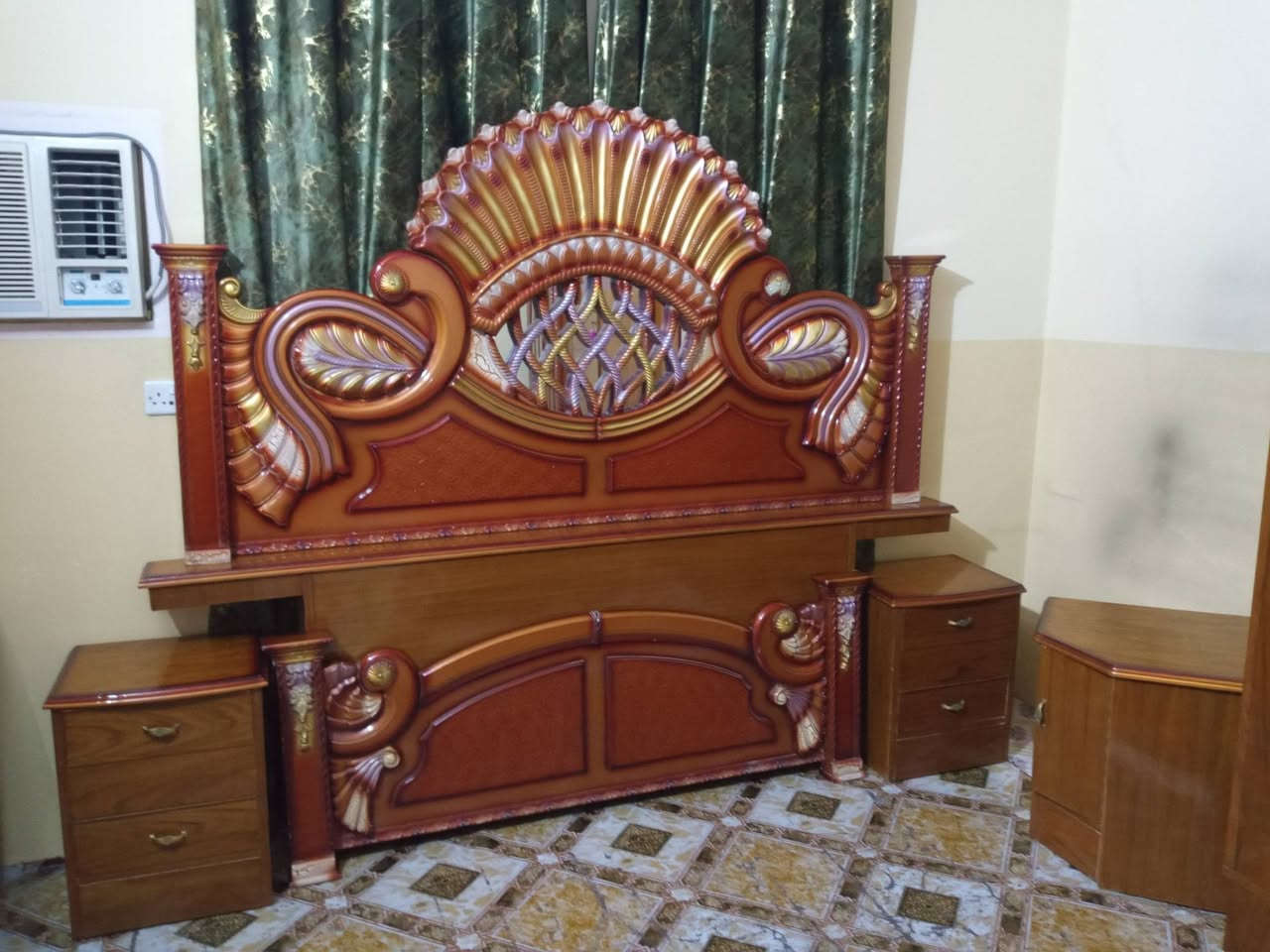 السلام عليكم غرفة أخشاب للبيع نضيفه جداً وداخلها بعد انضف كنتور ابو سته ملحق صاج شغل ثكيل  مستخدمه قليل مكان سبع قصور سعرها 650 وبيه مجال للشراي الاتصال على الرقم *********** وبلخدمه
