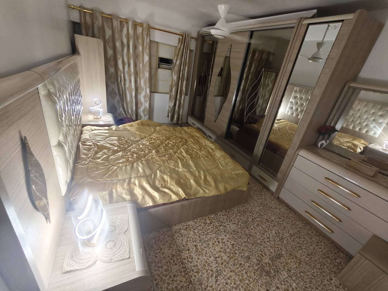 غرفة ضخمة وجبيرة وثكيلة للبيع لان مكاني ميكفي ولونها يخبل لدات كاملة حت بلكنتور
للبيع او مراوس ع خاص او واتس اب او اتصال ***********
