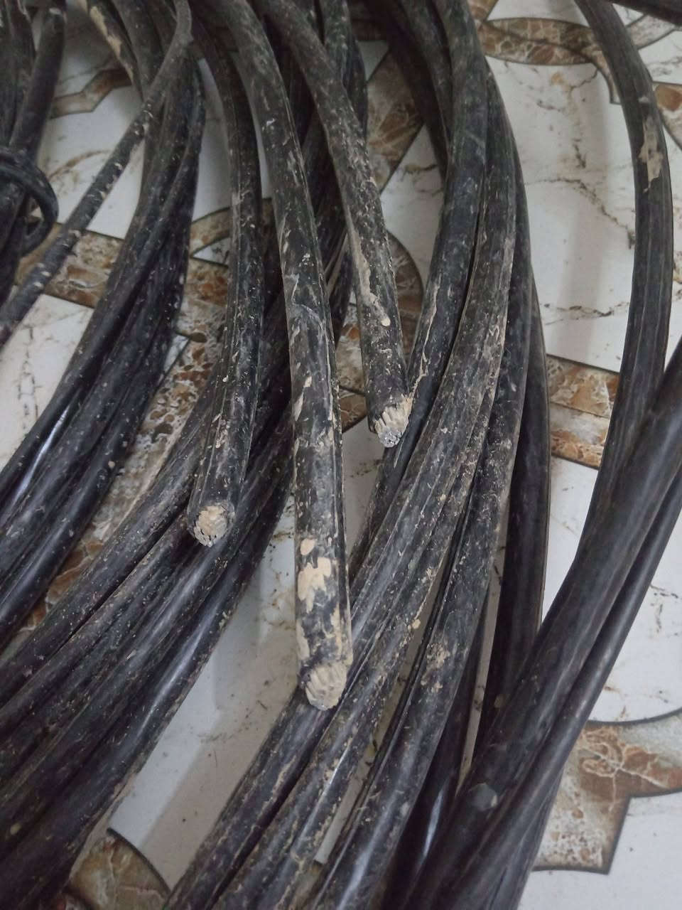 ضفيره كهرباء حجمه 120
ذي قار شطره 
4خطوط وال خامس ضوئي
مامستخدمه دوم
طول 100 متر سعره مليون
المتر ب 10
وبيه مجال شلع تنباع
***********
