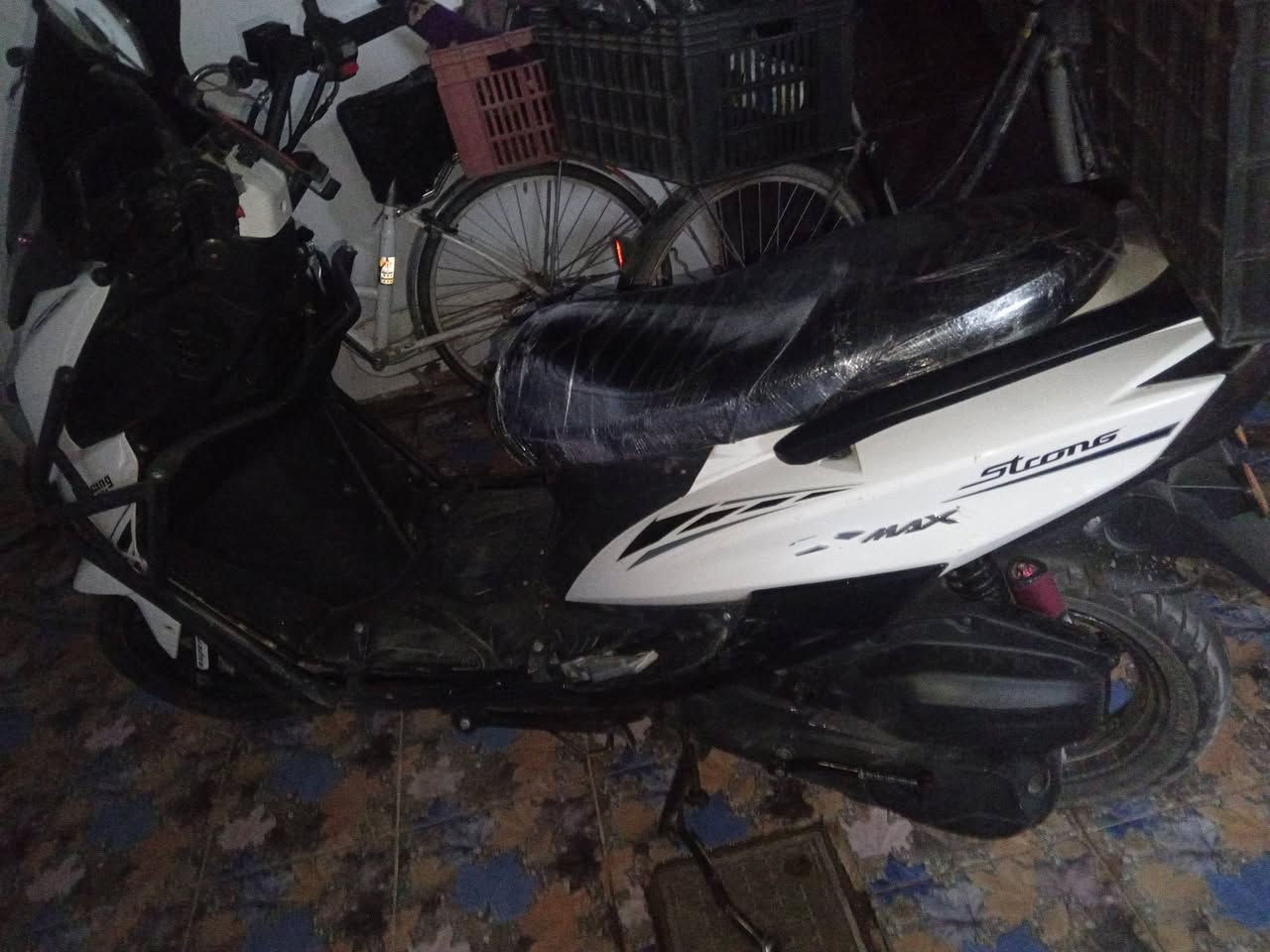 سلام عليكم دراجه ناريه للبيع اسم الدراجه سترونك 2023 الدراجة خير من الله تشتغل هندر و سلف و بيها بصمه تشغيل عن بعد الدراجه ما مفتوحه سعر الدراجة 600 الف  و بيها مجال المكان ديالى بعقوبه ام الكرفس للأستفسار على الرقم ***********
