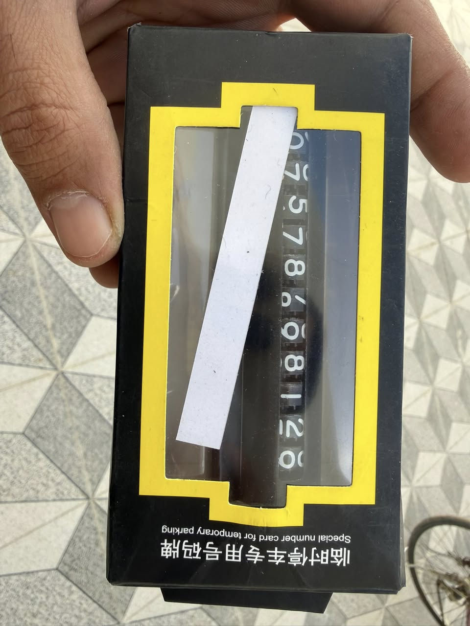 مكنسه كهربائيه تنشد عل جداحه مال سياره ونشره ٤قطع هم مال سياره وهاي قاعده تخلي بيهن رقمك جديد غير مستخدم ***********
