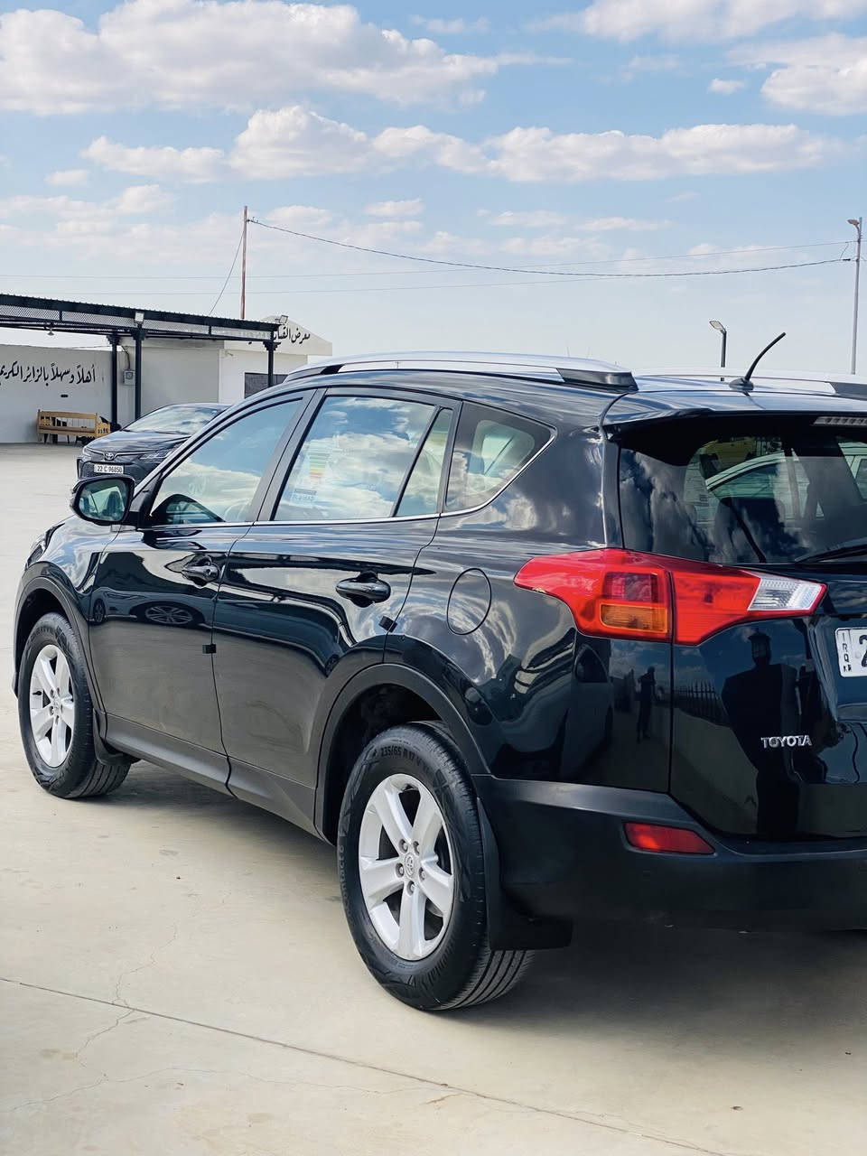 تيوتا راف فور 2014 فول
بصمه كشنات جلد + كشنات حار بارد 
تحديد مسار نقط عمياء 
شاشه كبير وتحكمات ستيرن 
3 انظمت قياده 
ماشيه 70 
كير محرك شرط 
السياره وضع شركه 
الاستفسار:***********
