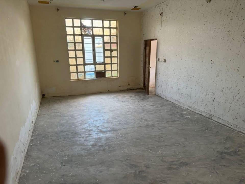 بيت للايجار قرب الجسر الثالث مقابيل جامع العبد الصالح جامع حجي فتاح العيساوي سابع قطعه عن الشط وثالث قطعه عن الجسر الثالث بناء قديم غرفتين نوم وصاله واستقبال ومطبح وصحيات داخليه وخارجيه ايجار ٢٧٥ الف اتصال عالرقم بيه واتساب واتصال 
***********0
