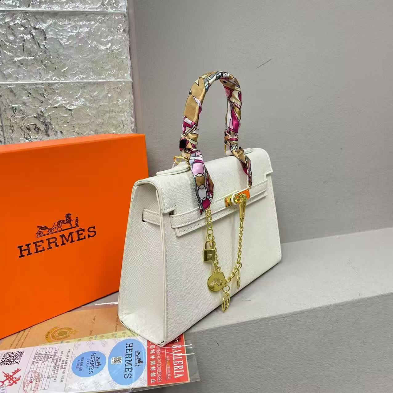 حقائب هرمز سوبر ماستر كرالتي💫
حجم وسط مع الاكسسوار والعلبة 
الوان متعددة🔥
للحجز التواصل ع الخاص
يوجد توصيل بغداد وكافة المحافظات


**إذا كنت صاحب هذا الإعلان وتريد حذفه لأي سبب، رجاءا أرسل رسالة إلى الدعم الفني**