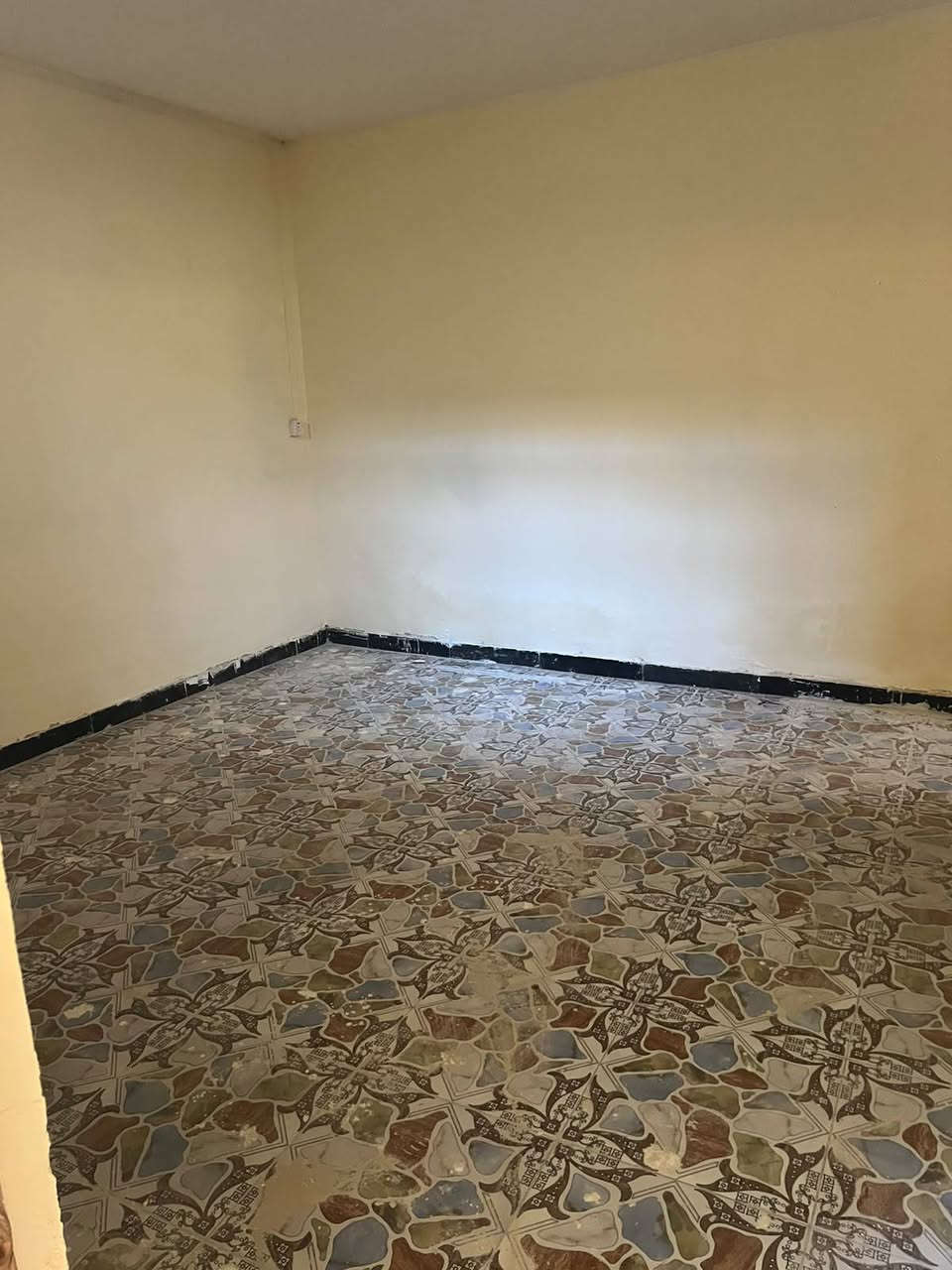 بيت 100 متر مربع ايجار قرب شارع السوداني طابق واحد نضيف جدا يحتوي ع غرفه نوم سويت و استقبال و مطبخ و حولي و حمام خارجي البيت مدخلين ايجاره 200 اي استفسار اتصل ‏‪***********‬‏
