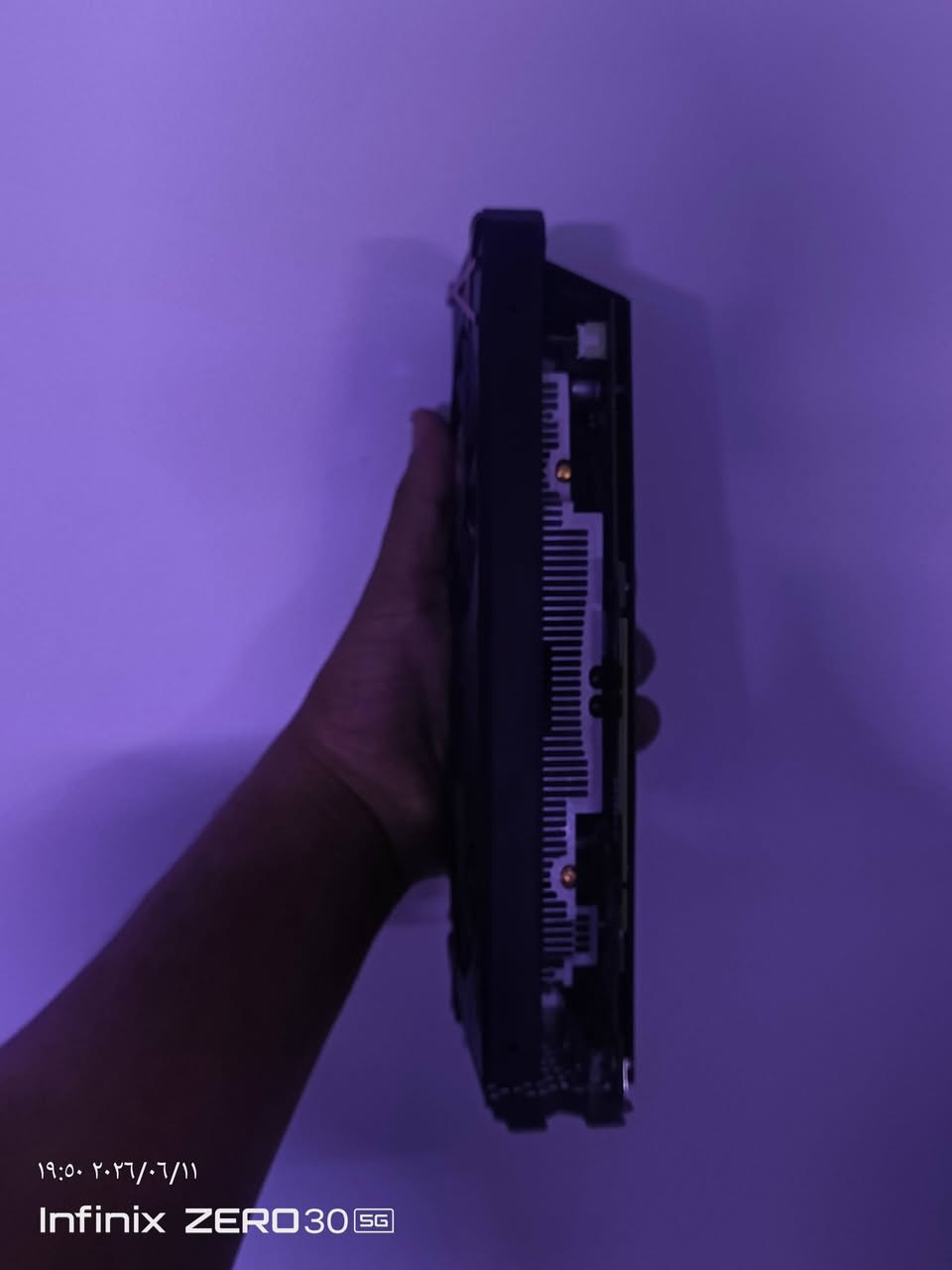 السلام عليكم للبيع كرت شاشة مستعمل نظيف جداً وعلى الفحص.
الموديل: AMD Radeon RX 580 (2048SP)

حجم الذاكرة: 8GB GDDR5

الحالة: مستعمل نظيف جداً، الكرت شغال 100% وبدون أي مشاكل.

الأداء والحرارة: الكرت مجرب على برنامج الضغط (FurMark) والحرارة مستقرة وطبيعية جداً تحت الضغط الكامل (مرفق صورة الفحص).

المكان: بغداد

التوصيل: ما عندي توصيل مباشر، التوصيل يتم حصراً عن طريق شركة توصيل داخل بغداد (أو يتفضل المشتري يستلمه من مكاني بعد التنسيق).

السعر: 100 ألف دينار قفل (غير قابل للتفاوض)
*********** واتساب
