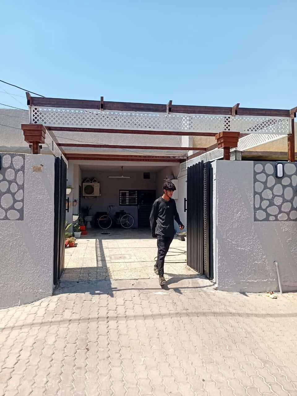 حداد درجه اولى اسعاري مناسبه احدث الديكورات حسب الطلب ابواب شبابيك محجرات سقايف كي سبان سندويج بنل جينكو وكل مايخص الحداده القادسيه شارع البلاج اسيا ***********  زين***********
