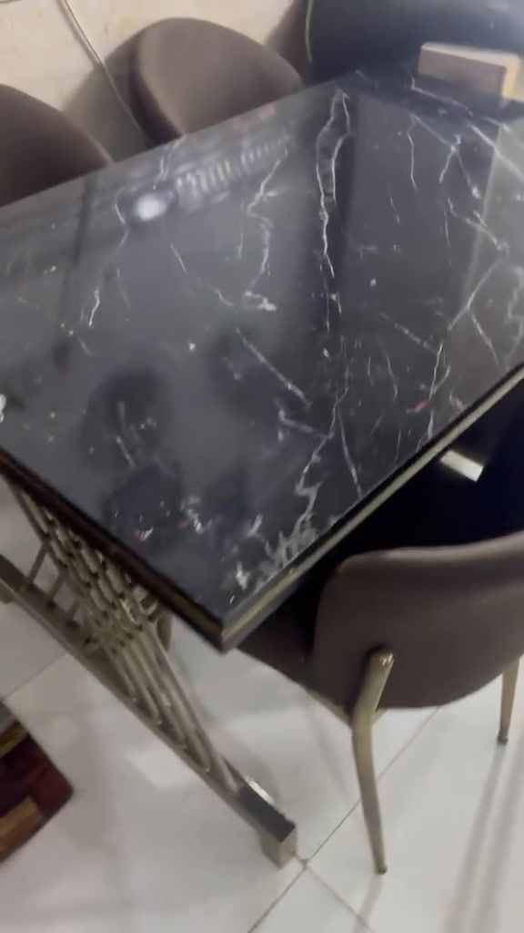 طاوله ٤ كراسي جديد مستعمله شي قليل  فقط رجل وحده مبدليله بوري ب١٢٥ مكانه الفداء  ***********

