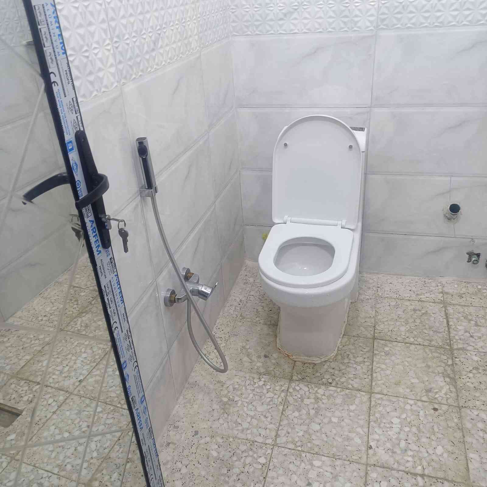 🏠 بيت 105 متر للبيع
واجهيه، 4 و نص نزال 24 بناء 2024 بيت نظيف جداً،  الطابق الاول كامل و الثاني بناء صاعد للرباط ناقص فقط سقف. يحتوي بناء الاول على حمام معزول عن صحيات خارجيه، مع حمام داخلي، مع استقبال و غرفة نوم و حولي و المطبخ بداخل الترك،
 📍المكان الحسينية مسقط شارع عقيد علي و قريب على المستوصف
السعر 💵65 و بيه مجال قليل للخيرين
الاستفسار الاتصال 📞 ***********
 يوجد واتساب
