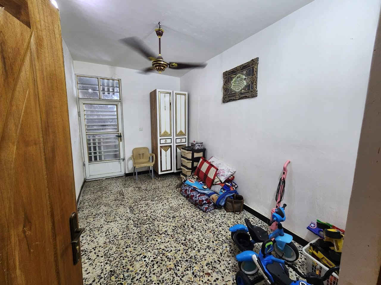 السلام عليكم 

دار  للبيع  بناء جديد سنة 2023 

العنوان /الدسيم مدخل الجوادر بداية المنطقة ع الشارع العام قرب دلالية الصدرين 

المساحة /90  متر

التفاصيل /طابق ونص
الطابق الاول  (صحيات خارجية +طرمة واستقبال وصالة كبيرة و غرفة بيها ترك وحمام داخلي )

الطابق الثاني (غرفة وبيتونة وسطح شتايكر )

البيت عالي والشارع ايضا عالي 
للاستفسار مراسلة الخاص او الاتصال على /***********
