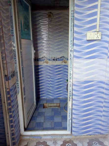 السلام عليكم بيت للايجار للايجار 

مساحه 100متر مربع بي غرف نوم واستقبال ومطبخ وطارمه وصحيات خدمات كامله موقع شارع 80 مال كربلاء فرع اصباغ نبع بابل قرب مدرسة زهور بابل خلف البزل بيت فارغ نضيف 

الاستفسار.  ***********
