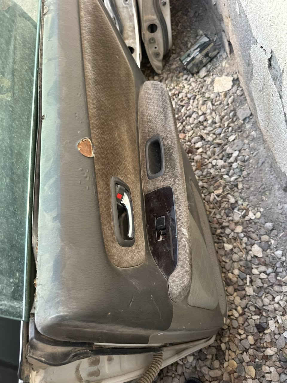 كفر سستم مال مارك لفينيه عجوز لبيع نضيف بيبان ربعه مقفلات وجاملغات سعرهن ٤٥٠ وبيهن مجال شراي يتصل ***********
