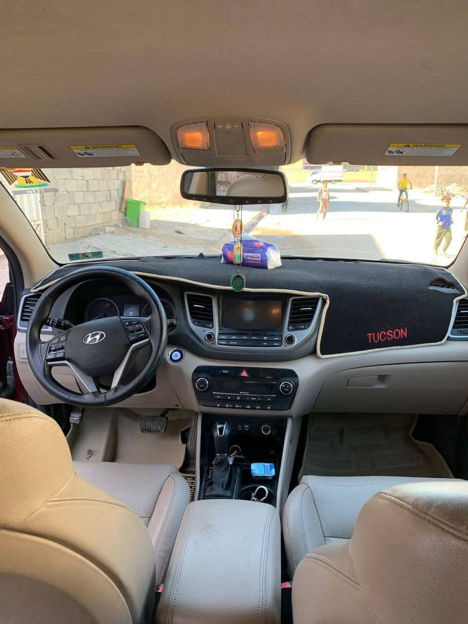 السلام عليكم 
توسان 2017 للبيع 
وارد امريكي ضربتها بسيطه بس البنيد ومصلح بدون تبديل أي قطعه ماشيه74 الف ميل
 السياره فول  تيربو داخل السياره كريمي كشنات جلد تحكم ستيرن نقطه عمياء وبعد بيها ۿـۅايہ مواصفات السياره كامله ومناقصها شـჂ̤ سنويه جديده ب اسمي مكان السياره جسر ديالى بغداد 
السعر152 وبيها مجال 
*********** بغداد, العراق
