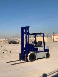 للبيع رافعه شوكيه كوماتسو موديل 1999 طنين ونص جب عاليه  حركتين كير_محر...