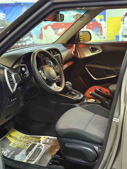 كيا صول موديل  2023 السعر مناسب جداً
 شكل 24   الشكل الجديد

رقم اربيل هزه وفحص وترقيم جديد 

نص مواصفات 

رادار امامي

تحديد مسار  

شاشه كبيرة كار بلي

  دشبول الكتروني 

نظام اوتو ستوب 

تحديد مسار السياره

مثبت سرعه كروز

شاشه اعطال ومعلومات السياره 

محرك 2000/دوش

سستم صوت 

تحكم ستيرن جهتين فول

مخرج USB

انضمه قيادة عادي+سبورت
حادثه (بنيد وجاملغ وجاملغ ثاني كلير من امريكا بدون شواصي ) ايرباك سترين فقط

العنوان: بغداد حي الحسين خدمي المطار /او  اليرموك
رقم اربيل السياره هزه وفحص وترقيم جديد تحويل للمشتري
السعر 145$ وبيها مجال
واتساب او الاتصال 

***********
