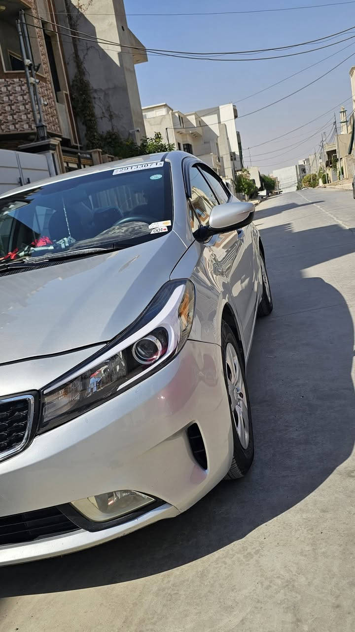 السلام عليكم 
كيا فورتي 2017
بأسمي مكينة 2000
رقم اربيل كامله هزة جديدة 
حادثها بنيد خارج العراق 
باب الخلف النفر بارد والصندوق بارد بدون صيغ (السعر)128بيها مجال بسيط 
الهاتف :***********
  :***********
