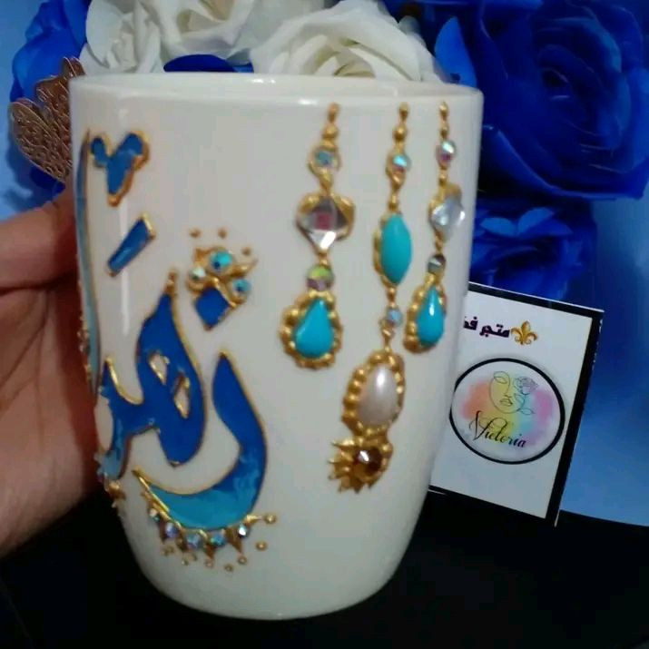 شلونجن يبنيات 
فتحتلكم الحجز على اكواب عيد المعلم 
سعر الكوب 5الاف😍🌷
ضمان ثباتية اللون وتكدرين تجلفيه بلتايت والزاهي
وميوگع😎
راسلونا الحجز محدود 
واتساب  ‎0786 470 4930
