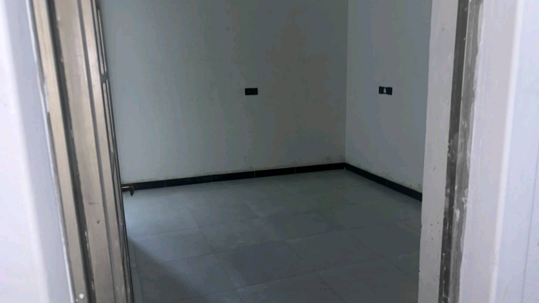 سلام عليكم 
مشتمل ١٠٠ متر 5 × 20 
في بغداد بوب الشام سعر  بي مجال قليل٦٥مليون 
بناء حديث  
زراعي 
موقع 📍
بوب الشام مجمع الشهداء 
خدمات كاملة 
ماء ✅️
كهرباء ✅️
مجاري ✅️
تبليط ✅
يحتوي على 
غرفتين نوم 
حمام خارجي