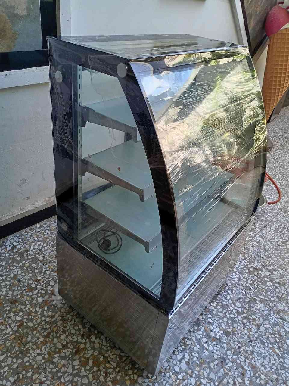 براد عارضه كيك للبيع استعمال جدا قليل للاتصال ***********
