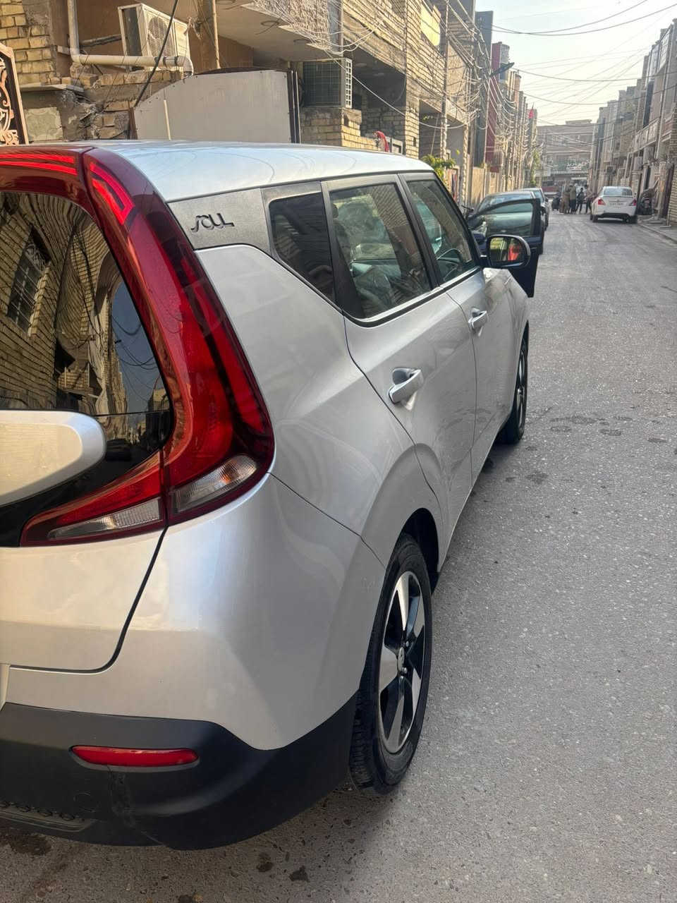 السلام عليكم كيا صول ٢٠٢٠ماشيه ٥١حادثها بارد بالجملغ الامامي وشويه من البنيد هم بارد وبيها صبغ تقريبا شبر بالجنطه السياره بسم ولد صديقي بالبلديات تريد تحويل تريد وكاله 
السعر ١٣٧وبيها مجال 
عنوانها الشعب شارع الاسواق المركزيه 
للتواصل ***********
