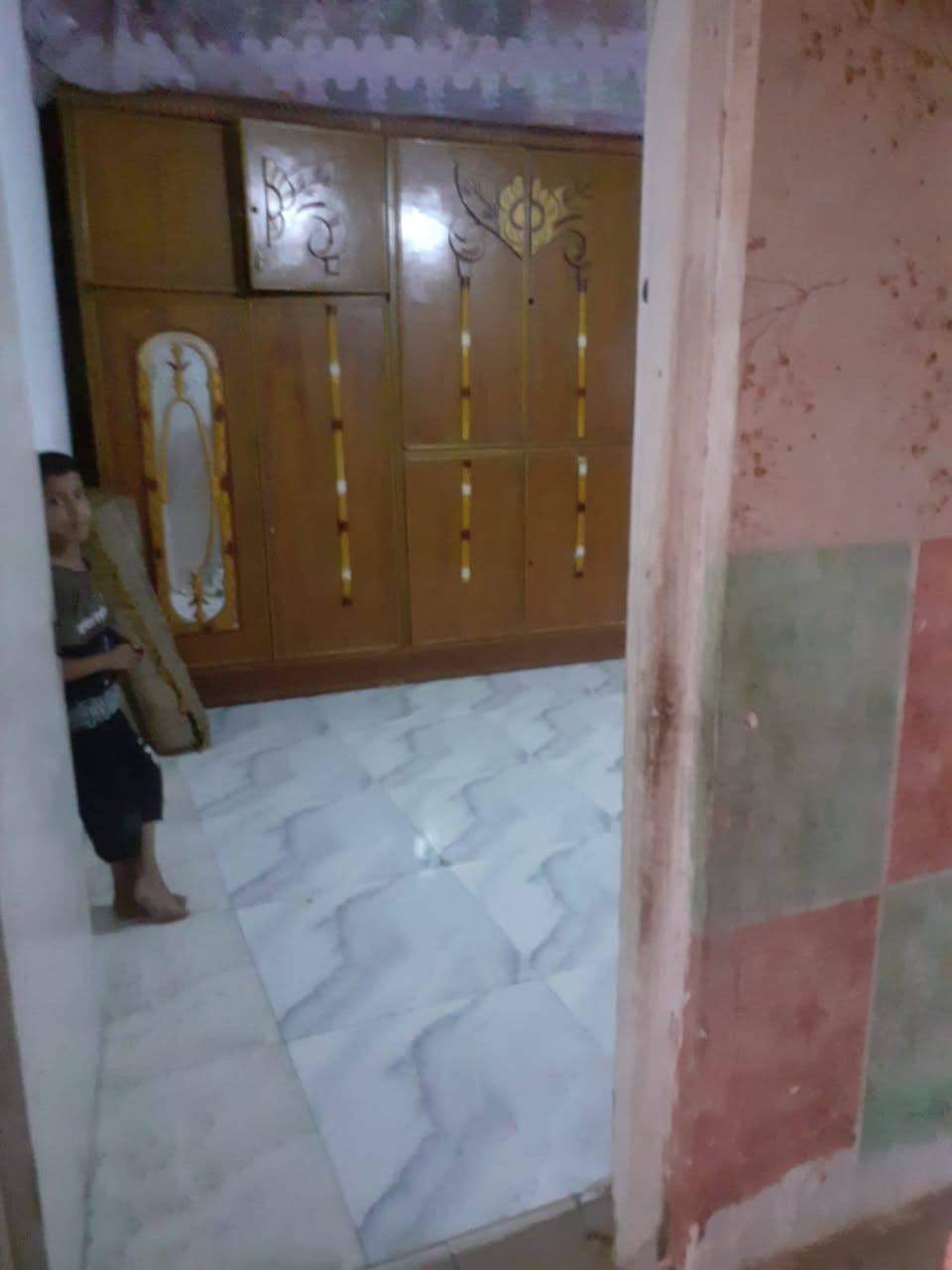 السلام عليكم بيت للبيع مساحة 200متر زراعي 
بناء بلوك وسقف سندويش بيت نضيف العنوان مقابل مركز الشرطة ***********
