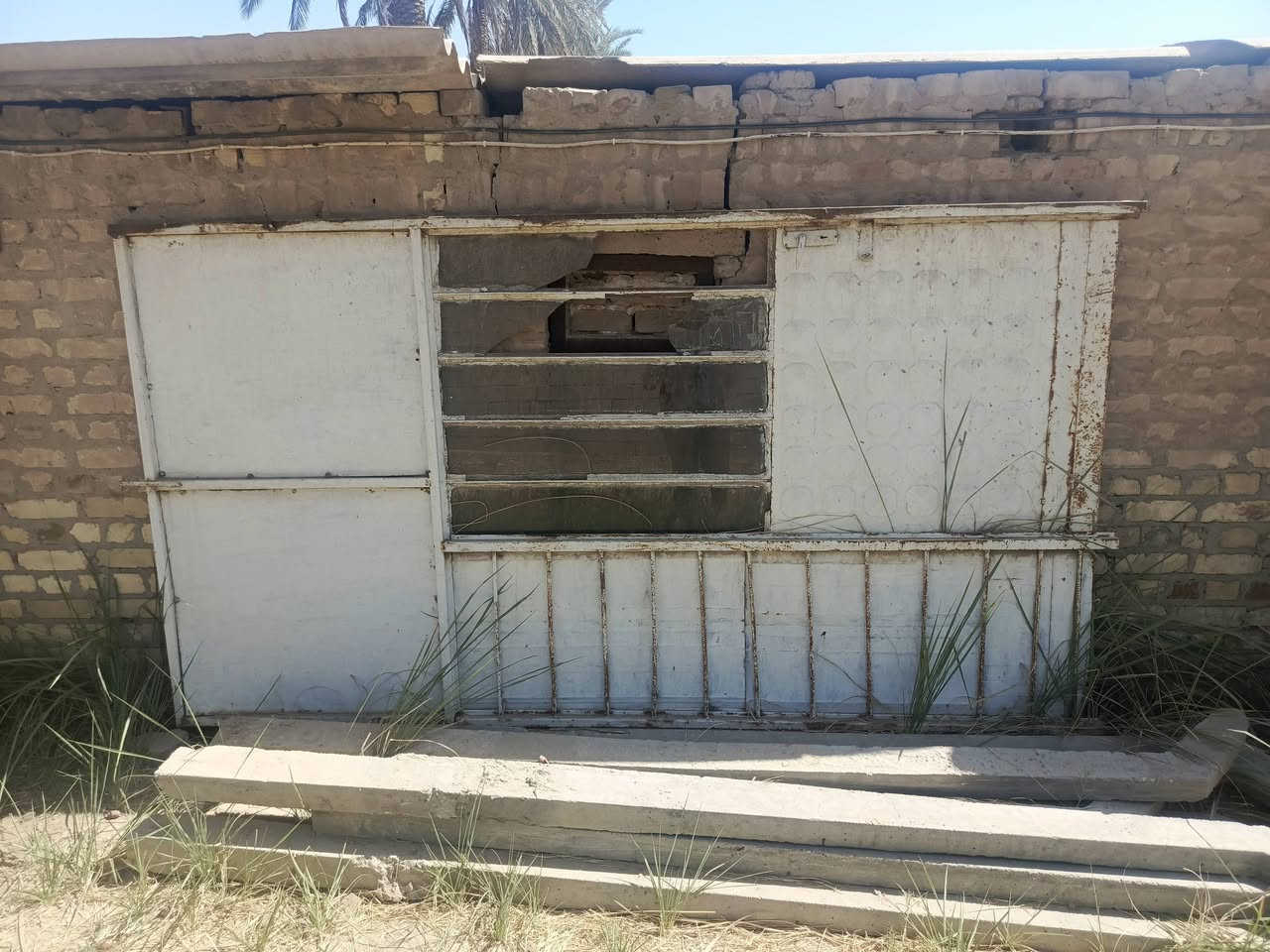 السلام عليكم اخوان باب وجام خانه حديد للبيع الطول 286 والعرض 155 سعره 160 وبيه مجال  هاذ رقمي ***********
