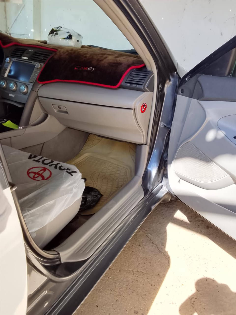 السلام عليكم 
كامري 2007 وارد امريكي مكينه 2400 كير محرك جديد تبريد كمبريسر موجود بس مشاده الباور بي صوت السياره حلوه مثل مواضحه بالصور كدامكم 
السياره بأسمي هزه جديد ورقم جديد رايدها ب88 وبيها مجال بسيط 
مكاني بغداد حي الجهاد 
***********
