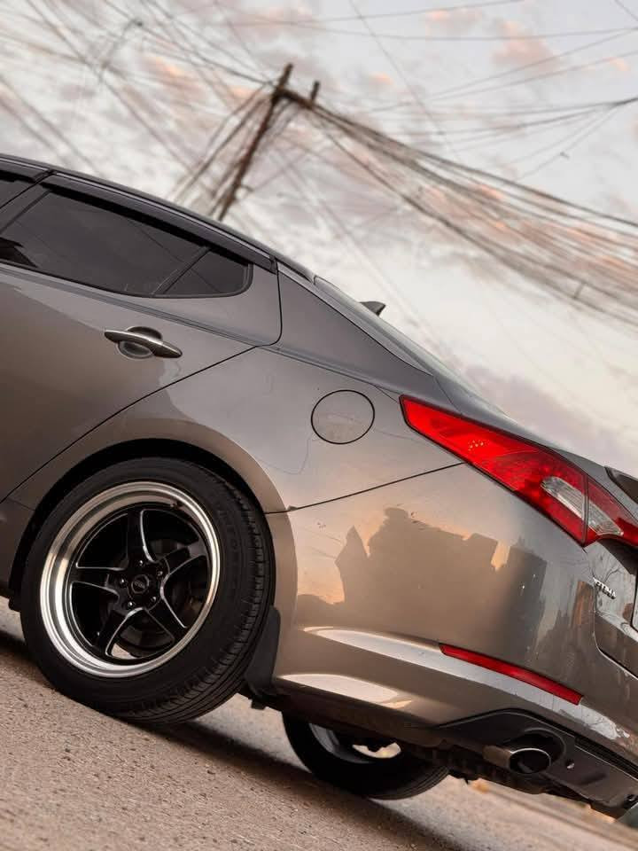 سلام عليكم اوبتما 13 وارد امريكي 2000تيربو يعني طياره 250حصان القوه 
مكينه لاتنقيص ولاتبخير كير كفاله 
ادوانز شلع مابيه بانزين عادي وروح
مواصفاته SX فول للاخير ماكو شغله مابيه و لايت زنون
ماشي 152 
السياره برغي ممايحتاجله جاهزه 
المكان ديوانيه للبيع 
اومراوس بتكسي 16وفوك 
***********
